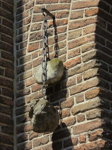 844198 Afbeelding van twee schandstenen aan een ketting, opgehangen naast de doorgang van de IJsselpoort te Montfoort.